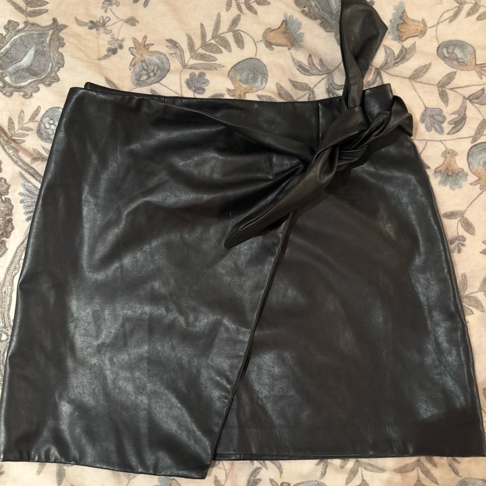 the Wilfred Black Faux Leather Skirt